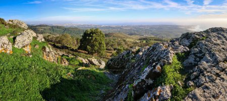 Téléchargez les photos : Une vue panoramique sur le paysage rocheux envoûtant des bois du parc naturel Sintra Cascais - en image libre de droit