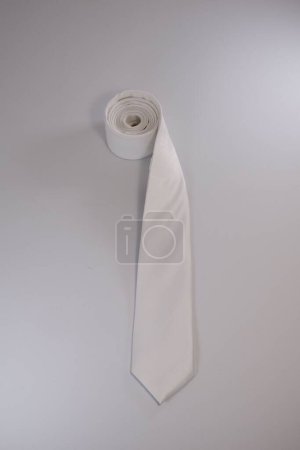 Foto de Una toma vertical de una corbata blanca aislada sobre un fondo blanco. - Imagen libre de derechos