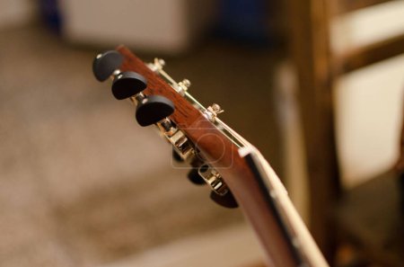 Foto de Un primer plano del cuello de la guitarra eléctrica sobre fondo borroso - Imagen libre de derechos