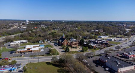 Téléchargez les photos : Vue aérienne d'une église près du centre-ville de Durham en Caroline du Nord par une journée ensoleillée - en image libre de droit