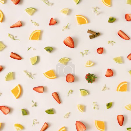 Foto de Una vista superior de un patrón colorido hecho de cítricos, hojas y fresas. - Imagen libre de derechos