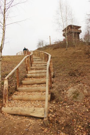 Téléchargez les photos : Château de Krevo. Vue verticale de la tour de guet nouvellement construite et des escaliers menant à la montagne Yury par temps nuageux - en image libre de droit