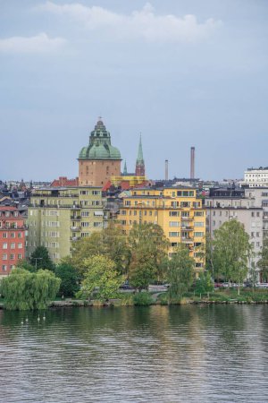 Foto de El cielo azul sobre la ciudad de Estocolmo al otro lado del río - Imagen libre de derechos