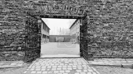 Foto de Una vista a escala de grises del muro de ejecución en el campo de concentración de Auschwitz en Oswiecim, Polonia - Imagen libre de derechos