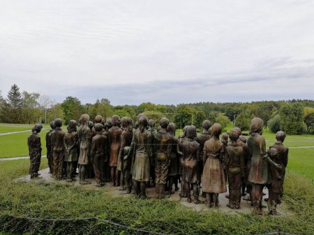 Foto de Estatua conmemorativa de Lidice a los niños víctimas de la Segunda Guerra Mundial en un parque - Imagen libre de derechos