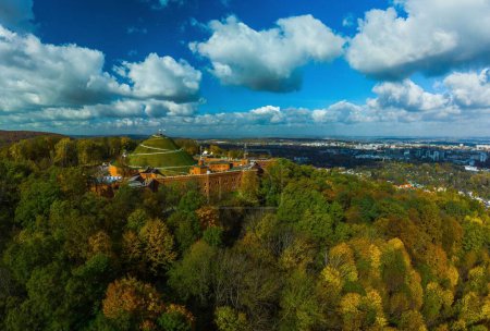 Foto de Una vista aérea del museo Kosciuszko Mound en Cracovia, Polonia - Imagen libre de derechos