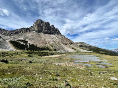Foto de Un pintoresco plano de una colina rocosa en el Great Divide Trail, Canadá - Imagen libre de derechos