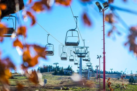 Foto de Una hermosa vista del complejo con teleférico en la montaña bajo el cielo azul en otoño - Imagen libre de derechos