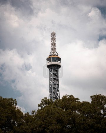 Téléchargez les photos : Vue verticale de la tour Petrin par temps nuageux - en image libre de droit