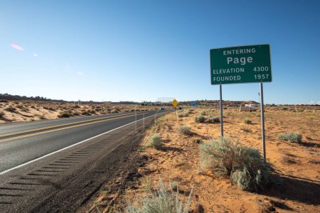Téléchargez les photos : Le panneau des limites de la ville verte entrant Page, Arizona sur le bord d'une route - en image libre de droit