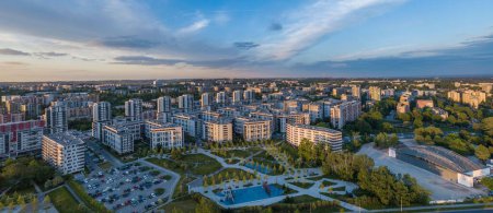 Téléchargez les photos : Vue aérienne panoramique du domaine immobilier d'Avia, Cracovie, Pologne - en image libre de droit