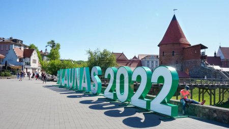 Téléchargez les photos : Le Château de Kaunas avec Kaunas 2022 signe - en image libre de droit