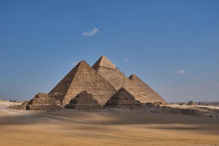 Téléchargez les photos : Une vue panoramique du complexe pyramidal de Gizeh contre le ciel bleu en Egypte - en image libre de droit