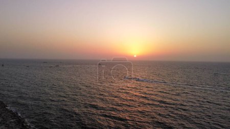 Téléchargez les photos : Un paysage à couper le souffle d'un coucher de soleil dégradé sur l'océan - idéal pour les fonds d'écran - en image libre de droit