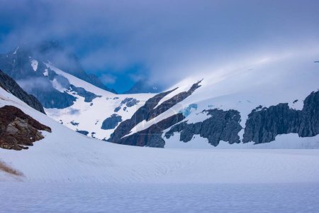 Téléchargez les photos : Une vue imprenable sur le glacier Mendenhall sous un ciel nuageux bleu à Juneau, Alaska - en image libre de droit