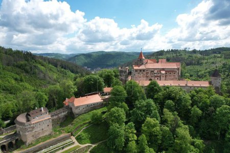 Foto de Una vista aérea del castillo de Pernstejn con un cielo azul nublado en el fondo en la República Checa - Imagen libre de derechos