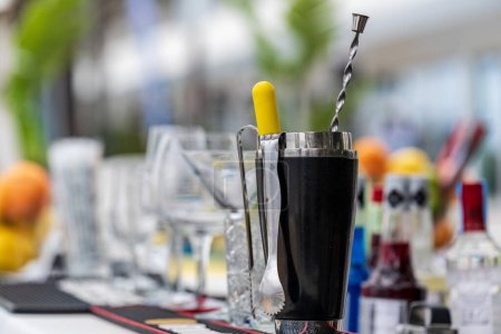 Téléchargez les photos : Mise au point sélective d'un cocktail sur le comptoir du bar - en image libre de droit