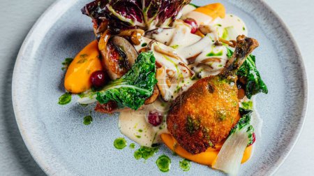 Téléchargez les photos : Un gros plan de délicieux repas aux légumes et aile de poulet à la sauce - en image libre de droit