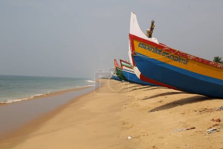 Téléchargez les photos : Les bateaux colorés à la plage de sable fin - en image libre de droit
