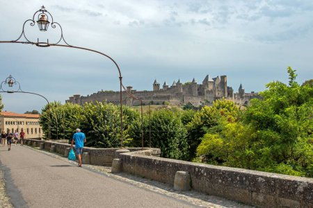 Téléchargez les photos : Old Bridge, Pont Vieux, sur l'Aude entre la cité et le centre-ville, ville basse. - en image libre de droit