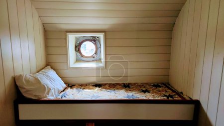 Téléchargez les photos : Une petite chambre confortable avec des murs en bois. Eco maison - en image libre de droit