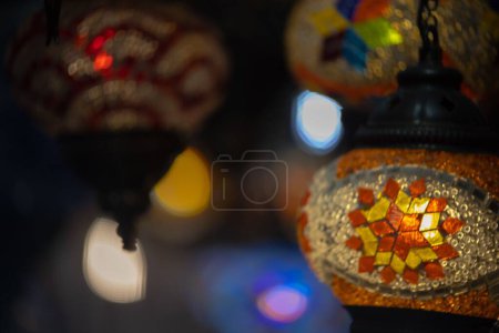 Foto de Un enfoque selectivo de una lámpara con patrones de mosaico de colores - Imagen libre de derechos