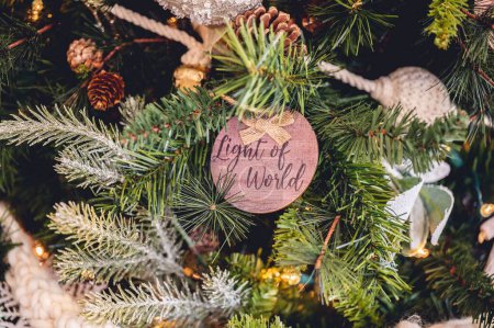 Téléchargez les photos : Un joli ornement de Noël en bois avec écriture "lumière du monde" - Nom de Jésus-Christ - en image libre de droit