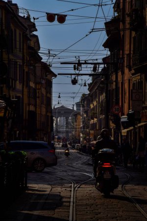 Foto de Un plano vertical de coches y bicicletas en las calles de Milán entre los edificios - Imagen libre de derechos