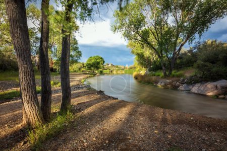Téléchargez les photos : Une belle vue sur Lynx Creek se jette dans le lac Fain dans la vallée de Prescott - en image libre de droit