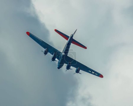 Téléchargez les photos : Un plan à faible angle de la forteresse volante B-17G Texas Raiders dans le ciel nuageux - en image libre de droit