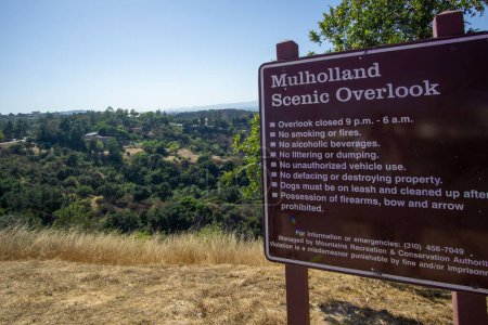 Foto de Un primer plano del letrero Mulholland Scenic Overlook en Los Ángeles, California - Imagen libre de derechos