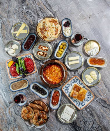 Téléchargez les photos : Une vue panoramique sur le déjeuner et le petit déjeuner gastronomique du Moyen-Orient avec du chai sur une table en granit - en image libre de droit