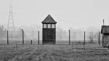 Foto de Una vista a escala de grises del campo de concentración de Auschwitz en Oswiecim, Polonia - Imagen libre de derechos