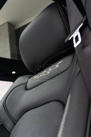 Foto de Una toma vertical de un asiento de cuero negro con una costura TRX - Imagen libre de derechos