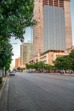 Foto de Se han construido nuevos edificios en La Habana y esta vez una nueva torre de hotel en la avenida 23 junto al hotel Havana Libre - Imagen libre de derechos