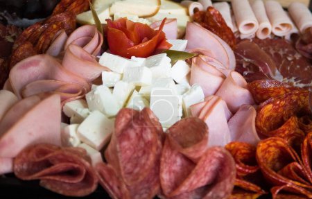 Téléchargez les photos : Gros plan d'une table avec mélange de viande et de fromage - en image libre de droit