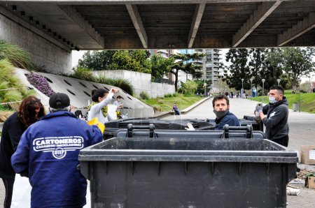 Téléchargez les photos : Plusieurs bénévoles classent les ordures extraites de la rivière Parana lors d'une journée de nettoyage à Rosario - en image libre de droit