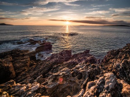 Foto de Una vista fascinante del océano capturado desde la costa rocosa al atardecer en España - Imagen libre de derechos