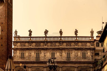 Foto de Un primer plano de las estatuas del Palazzo Maffei (Palacio Maffei) ubicadas en Verona, Italia. - Imagen libre de derechos