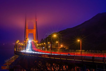 Téléchargez les photos : Lumières colorées de voitures et de lampadaires sur le Golden Gate Bridge pendant la nuit - en image libre de droit