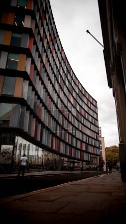 Foto de Un plano vertical del moderno y emocionante edificio de oficinas corporativas en Londres, Reino Unido - Imagen libre de derechos