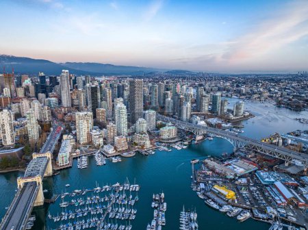 Foto de Una toma aérea de la hermosa ciudad de Vancouver en Canadá con muchos rascacielos durante el invierno - Imagen libre de derechos