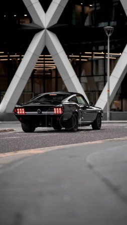 Téléchargez les photos : Un plan vertical de supercar EV, Mustang voiture électrique dans le quartier financier de Londres - en image libre de droit