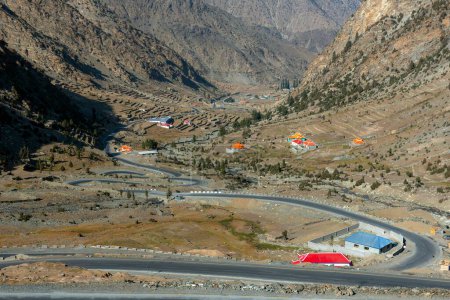 Téléchargez les photos : Une vallée de montagne avec une route en zigzag dans les régions du nord du Gilgit-Baltistan - en image libre de droit