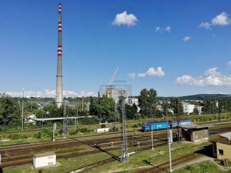 Téléchargez les photos : Vue aérienne de la gare de Malomerice et d'une installation de chauffage dans la zone industrielle de Brno, dans le sud de la Moravie, en République tchèque - en image libre de droit