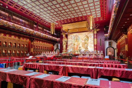 Téléchargez les photos : Les tables rouges dans le temple de la relique dentaire Bouddha à Chinatown, Singapour - en image libre de droit