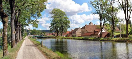 Téléchargez les photos : Ancien sentier de remorquage le long du canal de Bourgogne à Vandenesse en Auxois, France - en image libre de droit