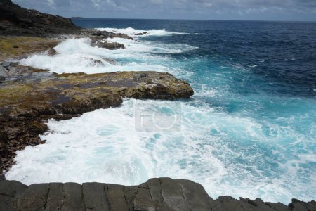 Téléchargez les photos : Une belle vue sur les vagues qui s'écrasent sur les rochers - en image libre de droit