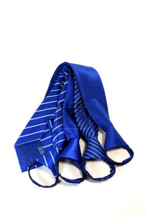 Téléchargez les photos : Plan vertical d'un groupe de cravates en polyester bleu isolées sur fond blanc. - en image libre de droit