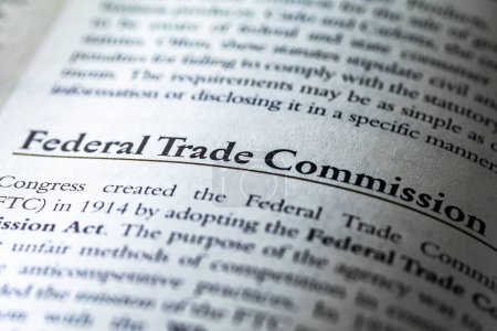Téléchargez les photos : Partie se référant à la Federal Trade Commission, FTC, écrite dans un manuel de droit des affaires juridique - en image libre de droit
